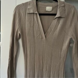 Knit body-con maxi dress with v neck & collar.